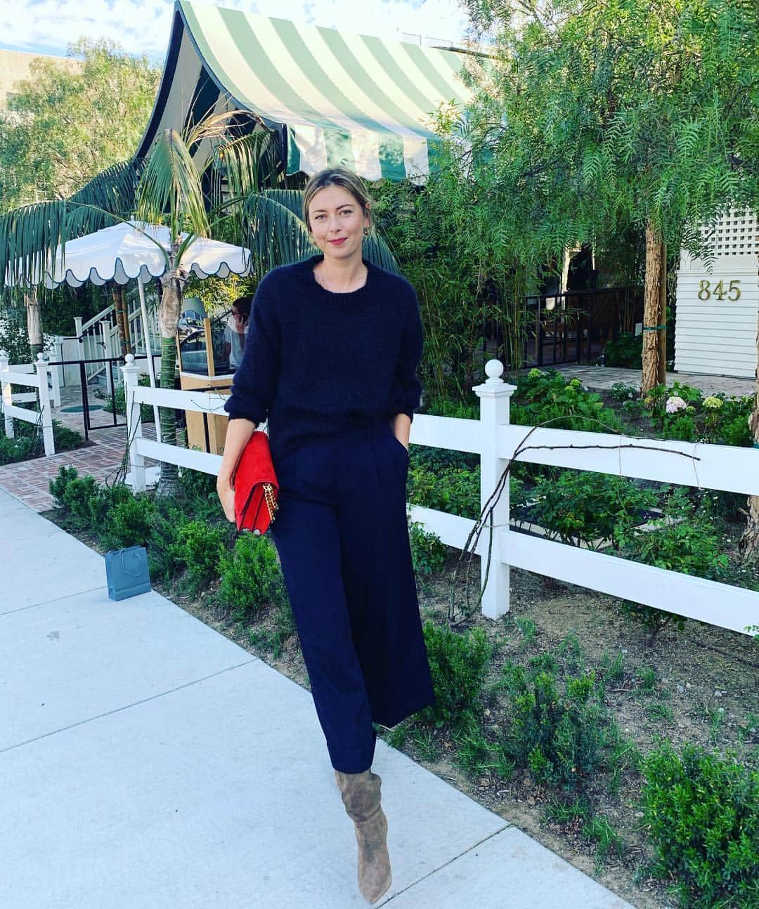 マリア・シャラポワのインスタグラム：「Thank you for all the birthday wishes. It was a goodie 🥂🥳 #32」