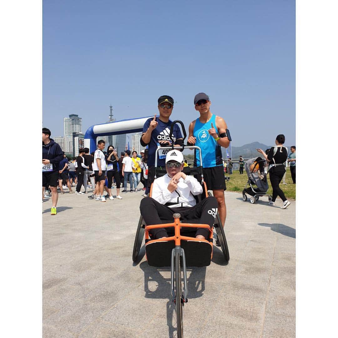 ジヌションさんのインスタグラム写真 - (ジヌションInstagram)「🏃‍♂️ 은총이네 부자와 동반주 은총이아빠 올해 PB 찍었다! 10km 49분 자 다음분~ PB 찍고 싶은분 오세요! 동반주 해드립니다~」4月20日 15時50分 - jinusean3000