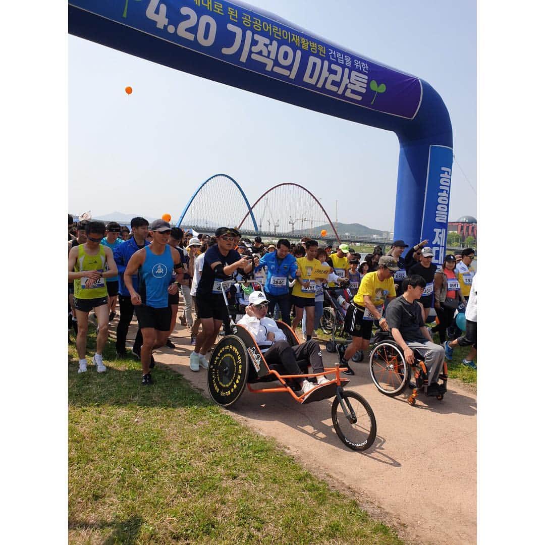 ジヌションさんのインスタグラム写真 - (ジヌションInstagram)「🏃‍♂️ 은총이네 부자와 동반주 은총이아빠 올해 PB 찍었다! 10km 49분 자 다음분~ PB 찍고 싶은분 오세요! 동반주 해드립니다~」4月20日 15時50分 - jinusean3000