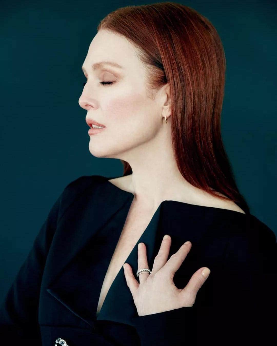 Hung Vanngoさんのインスタグラム写真 - (Hung VanngoInstagram)「@JulianneMoore in @chanelofficial on the latest coverstory of @NumeroChina 💚. 📷 @erikmadiganheck 👗 @timothylimothy 💅🏻 #makisakamoto 💇 @marcusrfrancis 💄 @hungvanngo」4月20日 15時51分 - hungvanngo
