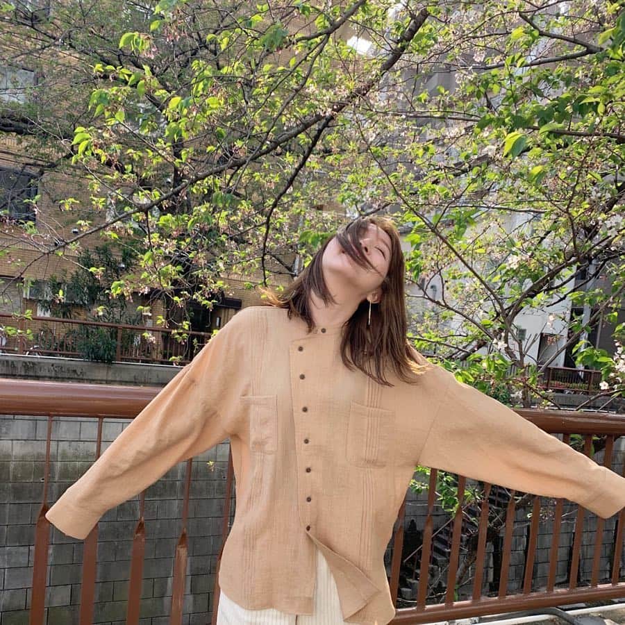 鹿沼憂妃さんのインスタグラム写真 - (鹿沼憂妃Instagram)「天気がいいって最高〜！ photo by @utatatan 💘💘 さいきん届いたtodayfulのシャツを おろした日。やっぱりベージュ。かわゆ🥺」4月20日 16時01分 - shika_0225