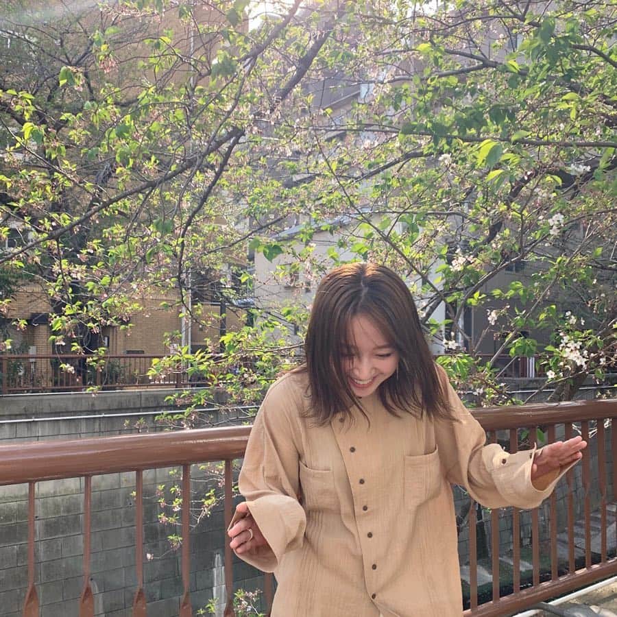 鹿沼憂妃さんのインスタグラム写真 - (鹿沼憂妃Instagram)「天気がいいって最高〜！ photo by @utatatan 💘💘 さいきん届いたtodayfulのシャツを おろした日。やっぱりベージュ。かわゆ🥺」4月20日 16時01分 - shika_0225