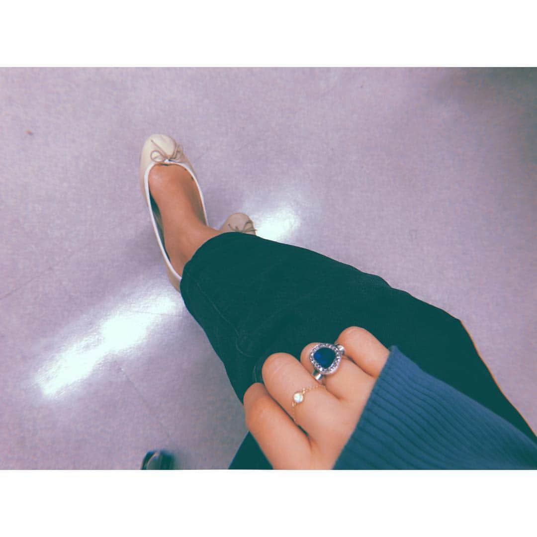川上さやかさんのインスタグラム写真 - (川上さやかInstagram)「@galerievie_jp のくすみブルートップスの時は @hum_official のオパールのリングを合わせてブルーコーディネート🦕 トップスは前後ろ、両方で着られる優れもの❤︎ #tops #galerievie #denim #curensology #shoes #porselli #ring #hum_official #tiffany」4月20日 15時56分 - sk_120