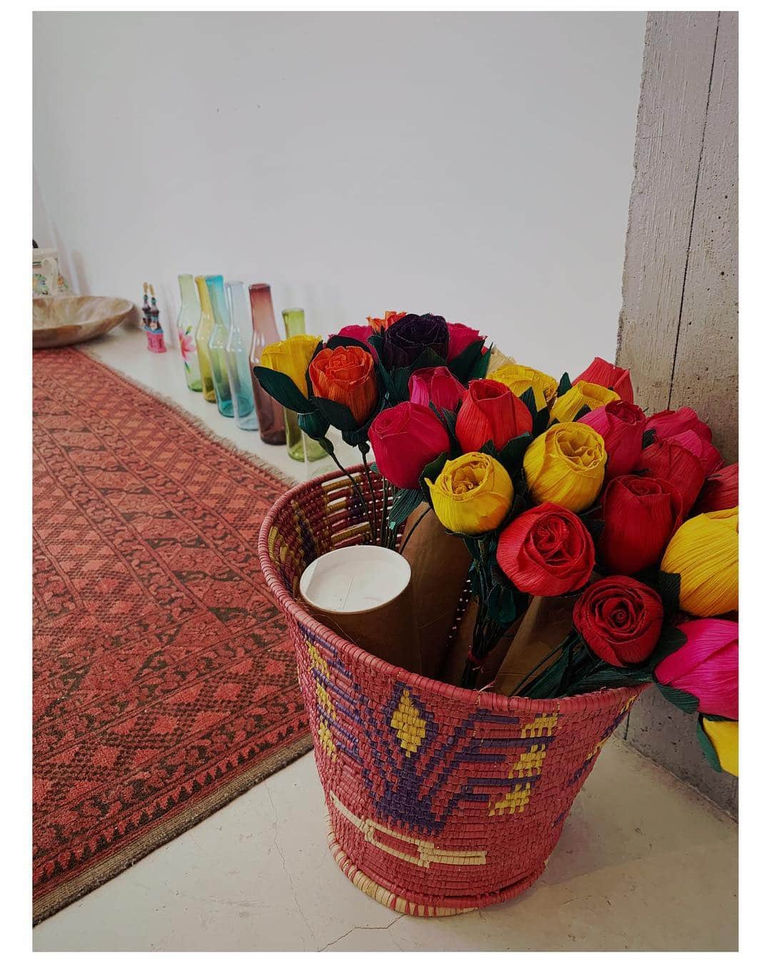 板井麻衣子さんのインスタグラム写真 - (板井麻衣子Instagram)「. メキシコの選りすぐりの品々が並ぶ @charritachihiro の 展示会に遊びに行ってきまして♡ 作り手と直にやり取りしているからこその、いい意味での土っぽさ、絶妙な色味、いや〜ワクワクしますねぇ。その上うっかり（ちゃっかり？）ウェルカムワインまで頂いちゃって、楽しい午後でした。チーちゃんありがとう(^^) 展示会は明日までだそうでーす。 . #charrita#mexico#🇲🇽」4月20日 15時57分 - maikorophone
