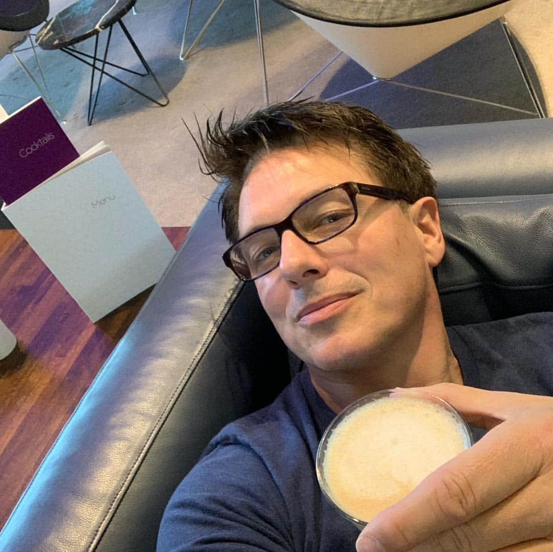 ジョン・バロウマンさんのインスタグラム写真 - (ジョン・バロウマンInstagram)「Relaxed morning in the #virginatlanticclubhouse waiting for my @virginatlantic flight back to #losangeles gotta have a #latte and #eggsbenedict in my little corner. Jb」4月20日 15時57分 - johnscotbarrowman