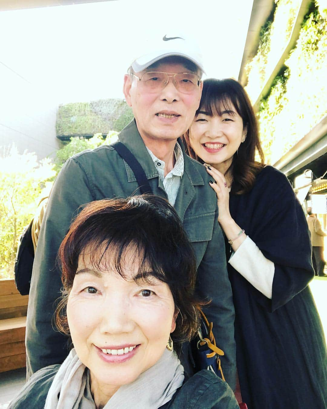 阿部洋子さんのインスタグラム写真 - (阿部洋子Instagram)「👯‍♀️ #myparents  #両親  #上京 #お久しぶりー！ ママのお誕生会ランチ🍴🥂🎂」4月20日 15時57分 - hirocoring