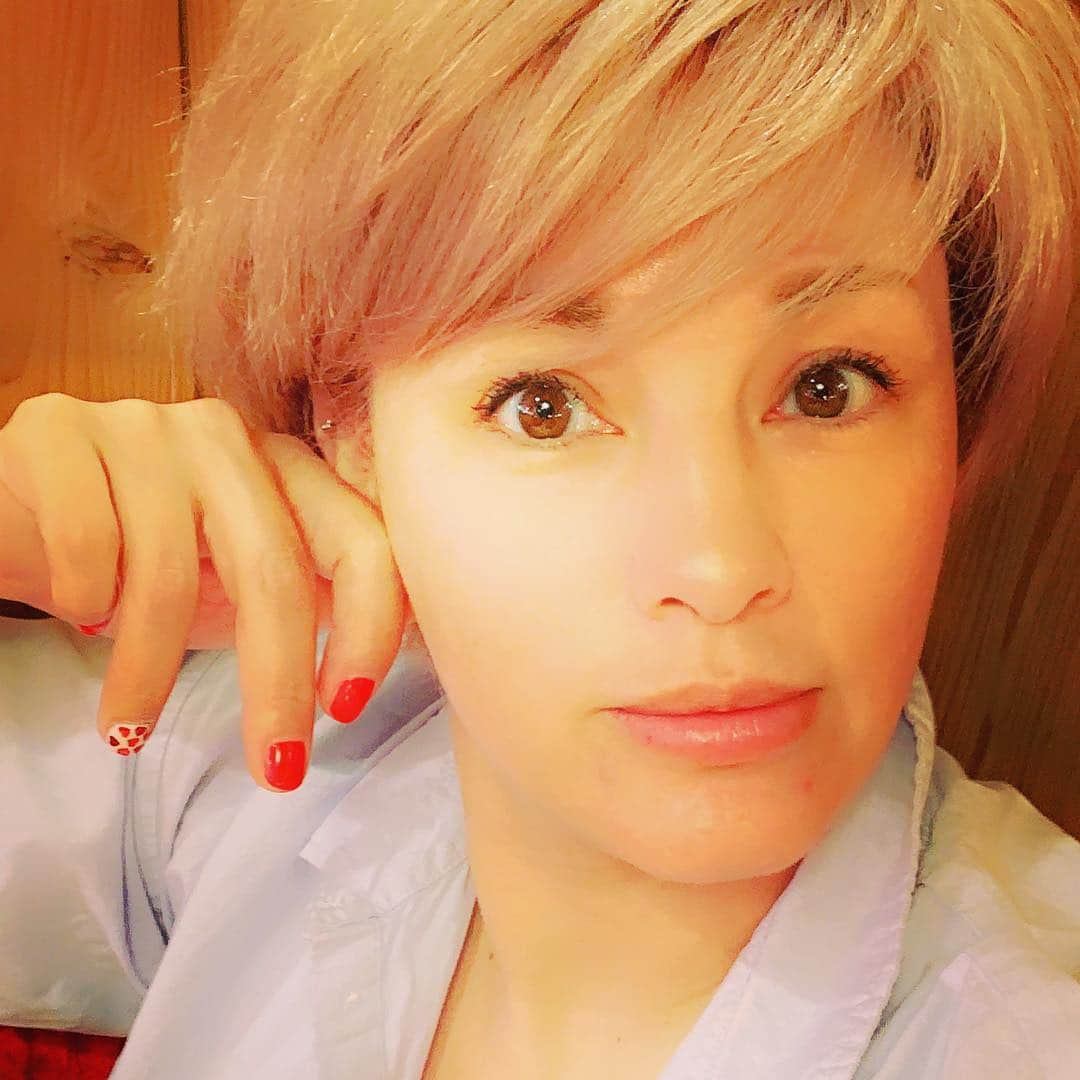 梅宮アンナさんのインスタグラム写真 - (梅宮アンナInstagram)「一泊二日の名古屋は、あっという間でした🤣 名古屋の朝はやはりモーニング☕️🥪ですね？ @komeda_coffee_official  ミルクセーキの容器可愛い💕  オーダーしておいた天むすもゲットして🍤  こだまに乗って家路へ🚄💨 熱海からは東海道線で真鶴へ 🛤🚃 真鶴駅の隣の駐車場  イチニチ800円素晴らしい‼️ 涙出ます！😭👍 東京都内では、数十分で800円なんてざらですからね〜〜🤣🤣🤣 数時間停めて数千円😑  本当に都内は高〜いよ〜〜🙀 高いコインパーキングばかりを見ているので、  イチニチ800円は、やす〜く感じます😊  タンクで帰りまーす🚐💨😁 プップ〜😊 #東海道線 #コメダ珈琲店 #天むす千寿 #新幹線#こだま号」4月20日 16時00分 - annaumemiya