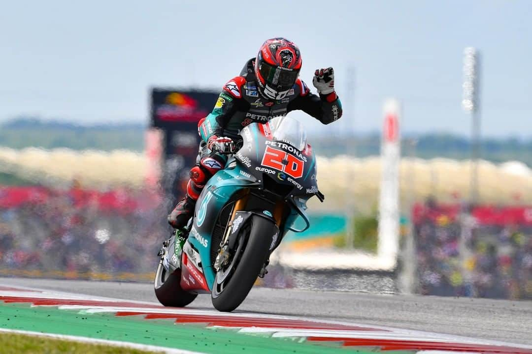 MotoGPさんのインスタグラム写真 - (MotoGPInstagram)「#⃣2⃣0⃣ turns 2⃣0⃣ years old today! 🎂 // Join us in wishing 'Joyeux Anniversaire' to #MotoGP rookie @fabioquartararo20 🎁 Enjoy your day, Fabio! 🥳 #FQ20 #Motorcycle #Racing #Motorsport」4月20日 16時00分 - motogp