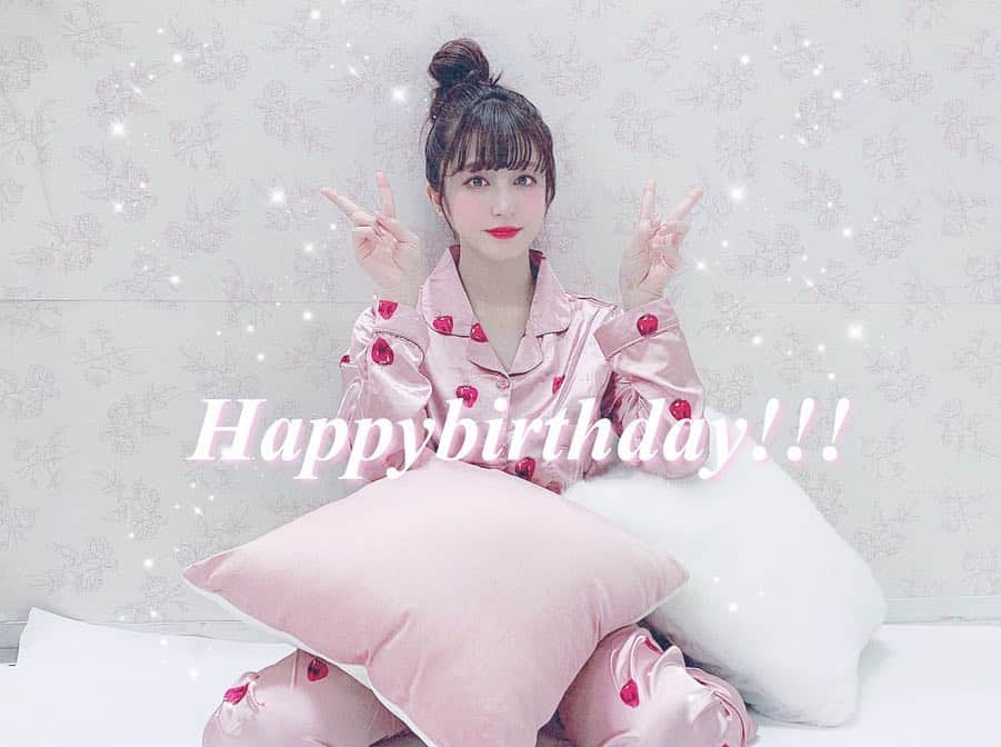 新希咲乃さんのインスタグラム写真 - (新希咲乃Instagram)「Happybirthday!!﻿ ﻿ 誕生日おめでとう自分〜！！ 自分で言っちゃう😂🤲🏻﻿ そして母、父、兄弟よありがとう💁🏻‍♀️👨‍👩‍👦‍👦﻿ TwitterでもDMでもたくさんのメッセージ本当に有難うございます( ; _ ; )本当にみんなから愛されるんだなって実感するし、毎年毎年すごく幸せな気持ちになるよ。﻿ 本当にありがとう。﻿ 正直、お祝いされるの本当にだいすき！！笑﻿ しばらく咲乃の誕生日ウィークですので、チヤホヤしてください🥺笑笑﻿ ﻿ ここからは真面目に、、、、、、、！！！！﻿ ﻿ わたしが考えるに、年齢と時間は唯一、人間に平等に来るものだと思ってます、何も無いところに1年ずーと寝てても1さい、歳をとる。平等に与えられた1年をどれだけ濃い1年にするか自分とのバトルだと思ってます！！﻿ ﻿ 人との繋がりを大切にして、優しくてみんなに愛される人間になりたい。同時に人を愛して周りの人を幸せに出来る女性になりたい。22歳超えたあたりから、誕生日は関わってくれた人への感謝の日だと思ってる❤️﻿ ここまで一緒にいてくれてありがとうって﻿ ﻿ 誕生日って本当にいい日だね〜♡笑﻿ 絆や愛情を再確認出来る﻿ ﻿ 咲乃と一緒に居ると楽しいなって思ってもらえるような人間になる！﻿ ﻿ 年相応の可愛い上品な綺麗な女性にもなりたいな！﻿ ていうか、なる！！！！！﻿ ﻿ いろんな経験と知識を増やすためにお金と時間を使う！﻿ ﻿ YouTubeとSNSも、もっと頑張る！！！！﻿ コメント、高評価本当に嬉しい( ; _ ; )最近は再生回数とかよりもコメント、評価が本当に励みになってる。ありがとう！！﻿ ﻿ こんな感じですが、いつも応援してくれて声を掛けてくれる皆が本当に本当に心からだいすきです。﻿ 在り来りなセリフだけど、これしか言えないなって﻿ いつも悩む、、、、、、笑﻿ ﻿ 皆が応援してくれて新希咲乃を少しでも求めてくれるから、私は存在してて頑張れる。゜(´∩ω∩｀)゜。♡﻿ 本当にらぶなんだよな。﻿ ﻿ 皆様これからも新希咲乃咲乃をよろしくお願いいたします(*´︶`*)💙﻿ #新希咲乃 #新希咲乃生誕祭 #誕生日 #birthday #おめでとう #ありがとう #だいすき #らぶ #さきりあ #0420 #24 #幸せ」4月20日 16時00分 - niki_sakino