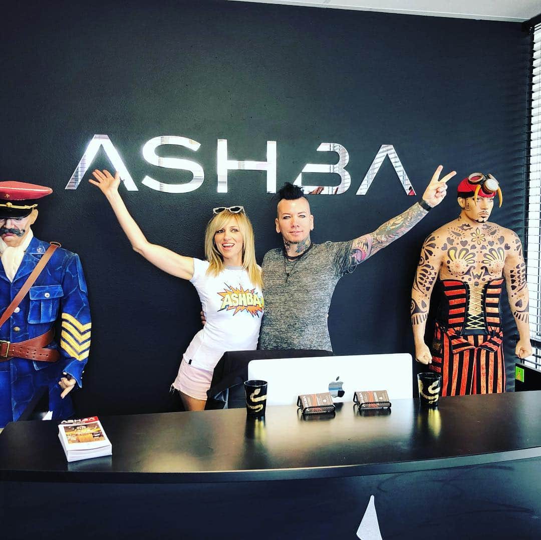 DJアシュバさんのインスタグラム写真 - (DJアシュバInstagram)「Ya never know who’s gonna stop by @ashbamedia to hang out! @debbiegibson rockin @ashbaclothing Be sure to check her out on tour! #mixtapetour 🦇」4月20日 7時07分 - ashba