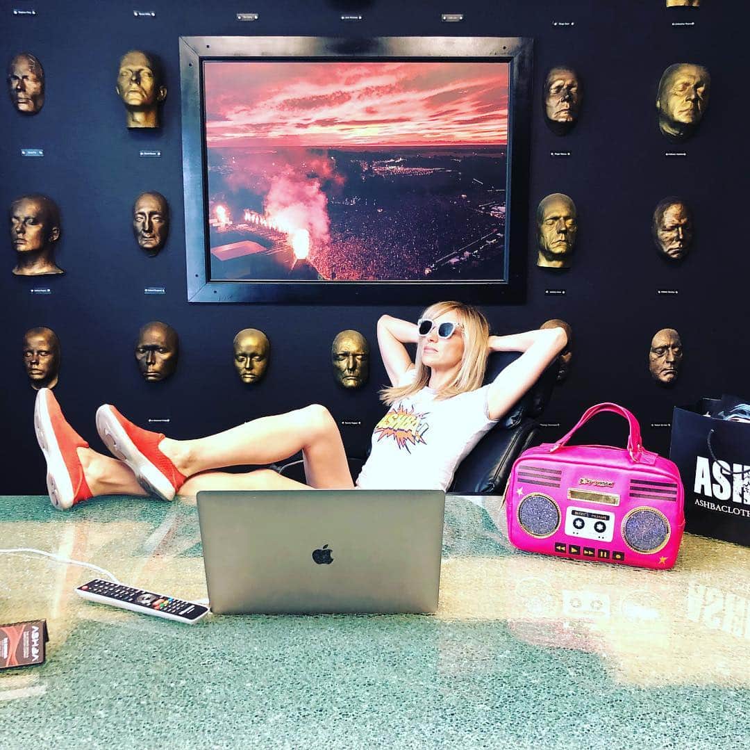 DJアシュバさんのインスタグラム写真 - (DJアシュバInstagram)「Ya never know who’s gonna stop by @ashbamedia to hang out! @debbiegibson rockin @ashbaclothing Be sure to check her out on tour! #mixtapetour 🦇」4月20日 7時07分 - ashba