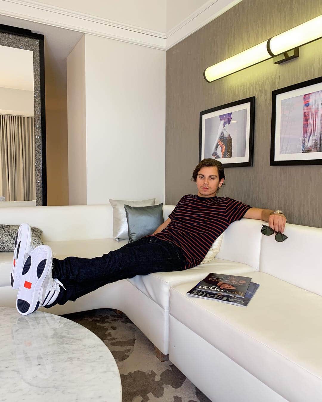 ジェイク・T・オースティンのインスタグラム：「From "Hollywood" to "Planet Hollywood"; weekend in Vegas @phvegas #PHabulous  Gear: @luckybrand  Glasses: @persol  Kicks: @puma」