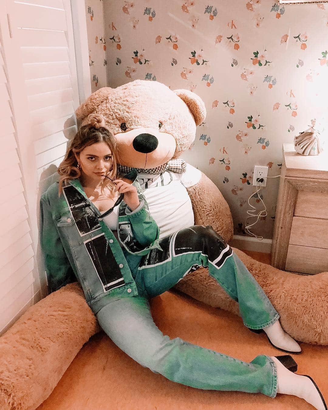 Calvin Kleinさんのインスタグラム写真 - (Calvin KleinInstagram)「Welcome Back, #TED 🌟 @marthasuch stops in to catch up with an old #MYCALVINS HOUSE friend. Stop by and say hi 📍 between Gobi and Mojave (12-8pm daily) ⠀⠀⠀⠀⠀⠀⠀⠀⠀⠀⠀⠀⠀⠀⠀⠀⠀⠀⠀⠀⠀⠀⠀⠀⠀ Not at #Coachella? Stay up to date with the latest #CKCOACHELLA highlights in our Stories. ©/®/™ The Andy Warhol Foundation for the Visual Arts, Inc」4月20日 7時13分 - calvinklein