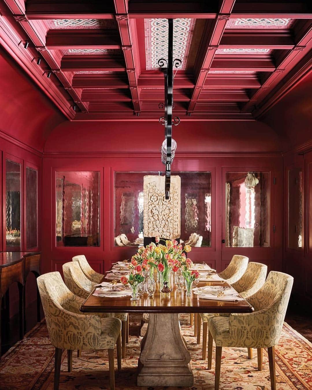 ELLE DECORさんのインスタグラム写真 - (ELLE DECORInstagram)「For art adviser Heidi McWilliams, choosing a statement hue for the dining room in her 1920s Palm Beach home was an easy choice. The striking ceiling boasts the highest grade of cypress, stained in a deep red shade. And to create even more visual interest, McWilliams opted for trompe l’oeil panels inspired by the billiard room at the Breakers, the former Vanderbilt mansion in Rhode Island. “This dining room is now one of the most romantic rooms I’ve ever been in,” McWilliams says. Click the link in bio for the full tour, as seen in our May 2019 issue. Photography: @thefacinator」4月20日 7時14分 - elledecor