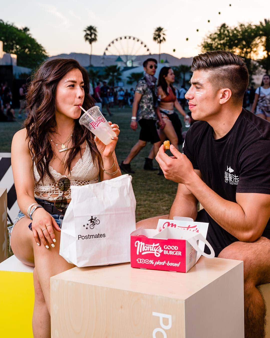コーチェラのインスタグラム：「Skip the lines and order ahead with @Postmates Pickup in the Coachella app so you never miss a show. Use promo code NOLINES at checkout for $5 off food」
