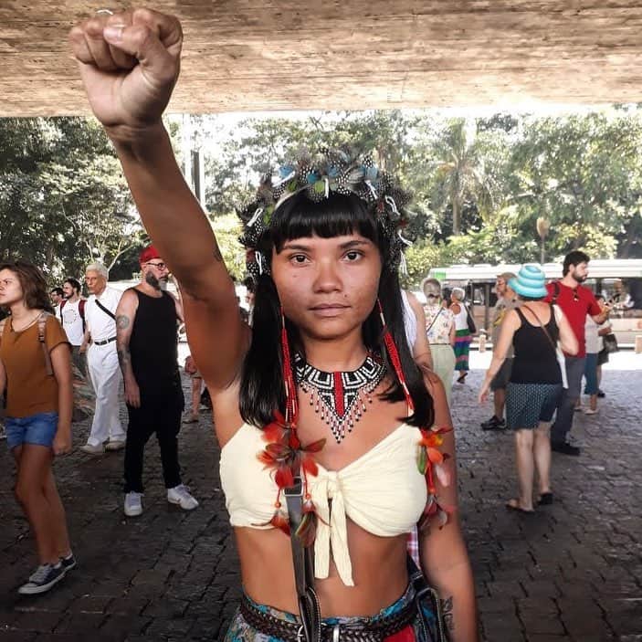 Claudia Leitteのインスタグラム：「“Engrossar o coro à causa dos povos indígenas não é uma tarefa apenas identitária, é um dever de todo e qualquer cidadão que também deseja ter o seu direito respeitado. Não cabe a nenhum de nós ditar regras de como cada ser deseja viver. Se você integra o time que acredita piamente que índio que é índio não mora na cidade, não usa celular e anda nu por aí, não deixe que o desconhecimento, a ignorância ou o preconceito limite seus pensamentos. Informe-se, leia, pergunte a um índio o que eles desejam. O maior bem que há é a diversidade, a cultura, a arte de cada povo. E essa diversidade é o Brasil, de cabo a rabo. Só não enxerga quem se esconde na coxia e não sai para o espetáculo, seja por medo, preguiça ou desinteresse. Os índios sabem disso e todos só temos a ganhar com essa luta, que não é deles, mas NOSSA!” (Maria Fernanda Ribeiro, Estadão)」