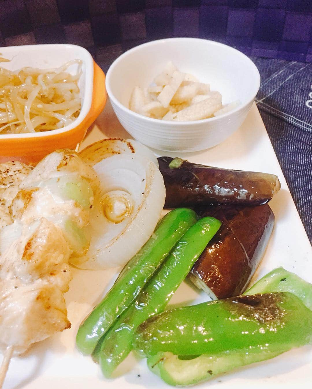 佐山万里菜さんのインスタグラム写真 - (佐山万里菜Instagram)「🍽シェフ佐山🍽 ・いつだかのワンプレートご飯 #佐山ご飯 →鶏むね肉焼き鳥&つくね、野菜のグリル、もやしナムル、梅&山芋 . . 最近帰り道に……焼き鳥屋がOpen✨ って事で前を通るたび…焼き鳥が食べたい。 焼き鳥熱がMAXに。。 佐山焼き鳥屋もOpen✨ 前になんかで使った串のあまりもあるし、タオル頭に巻いて…… その気になって作りだす🍴 いつも食べてる胸肉が10倍増し増しで美味かったぁー💯 ヘルシー焼き鳥 佐山 なかなかいー感じ♡good job👌 またOpenしよっ笑 . . 野菜のグリルもうまーっ！！ 特に新タマは最高💯 もやしナムルも安定のうまうまーっ💯 梅味 山芋も、さっぱりでいー感じ💯 こんな感じで楽しみながら食事してます✨ 最近どの競技のトップアスリートも話を聞いたり、チームの取り組みをみていても食事にかなりこだわっているなぁ……と感じる！！ 食トレに参加させていただいたり、自分でいろいろ勉強したり😊 現役ている今だからこそ自分で試しながら試行錯誤しながら伝えられる…机の上だけの知識じゃなくてリアル✨ 自分が何を食べてれかって知るの大事👊 1日、2日じゃぁー撃的には変わらないけど……続ければ必ず体は変わってくるし面白い✨ 食トレおもしろい✨ 🍴アスリートのリアルなアスリート飯🍴 #笑顔 #オシャレ #可愛い#写真#海好き #アスリート#筋肉 #腹筋 #トレーニング #減量#ダイエット#instagood #幸せ #感謝 #ライフスタイル #うまい #アスリート飯 #減量食 #ダイエットメニュー  #料理  #節約 #勝利飯 #ダイエットメニュー #食事 #いいね #食トレ#ヘルシーメニュー  #food #diet #焼き鳥」4月20日 7時44分 - sayama.19