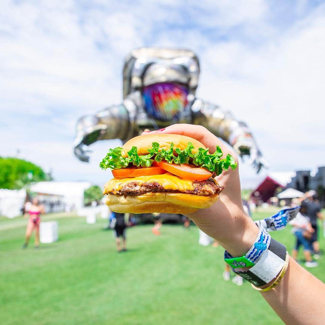 SHAKE SHACKさんのインスタグラム写真 - (SHAKE SHACKInstagram)「We're not done Coachillin'... We’re back for Weekend 2 of #Coachella + ready to dance the day away with ya! 🎶🌴🎡 We’ll be hanging in the Food Court in General Admission with the classics (ShackBurgers, ‘Shroom Burgers + crinkle cuts 👌). Check out our Story for an intro to our desert dream team, then stop by to meet ‘em + get the goods! (📷: @foodsteez) #shakeshack」4月20日 7時43分 - shakeshack