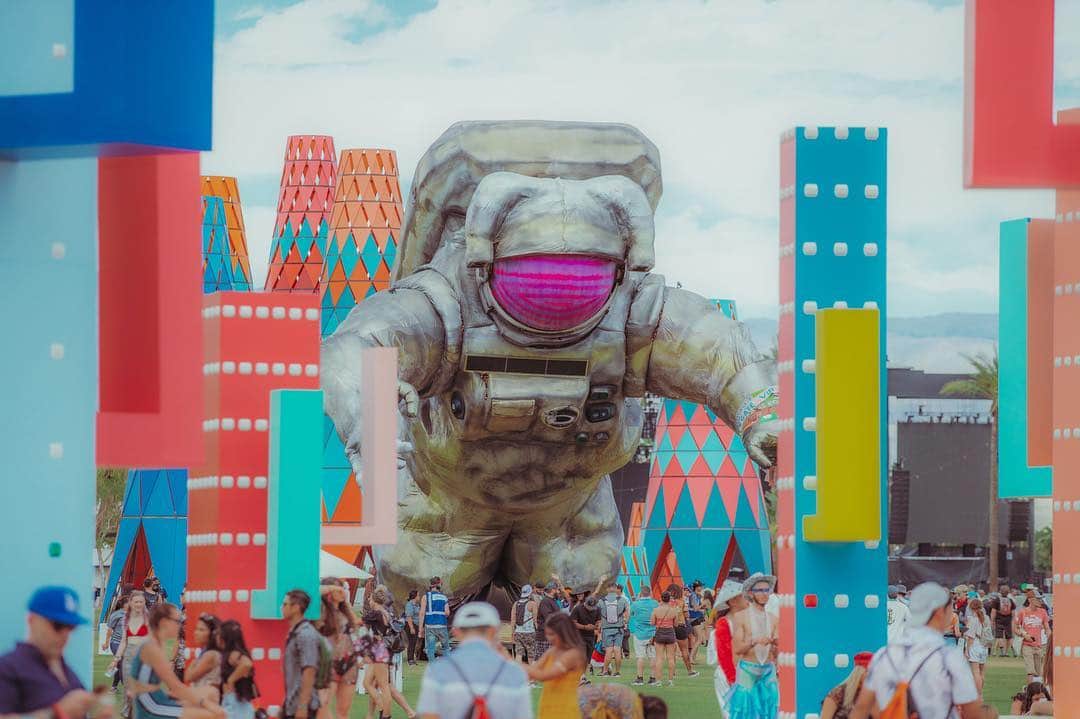 コーチェラのインスタグラム：「Space cowboy 📷 @calder 🎨 @poetickinetics, @kerearchitecture, @archiveofaffinities」