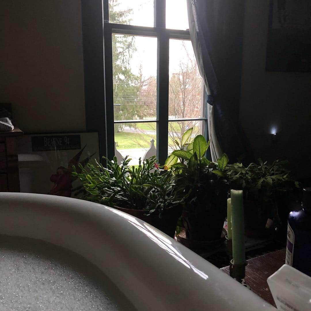 ローレン・ホリーさんのインスタグラム写真 - (ローレン・ホリーInstagram)「Bath time at my Mom’s. #heaven #home」4月20日 7時46分 - laurenholly