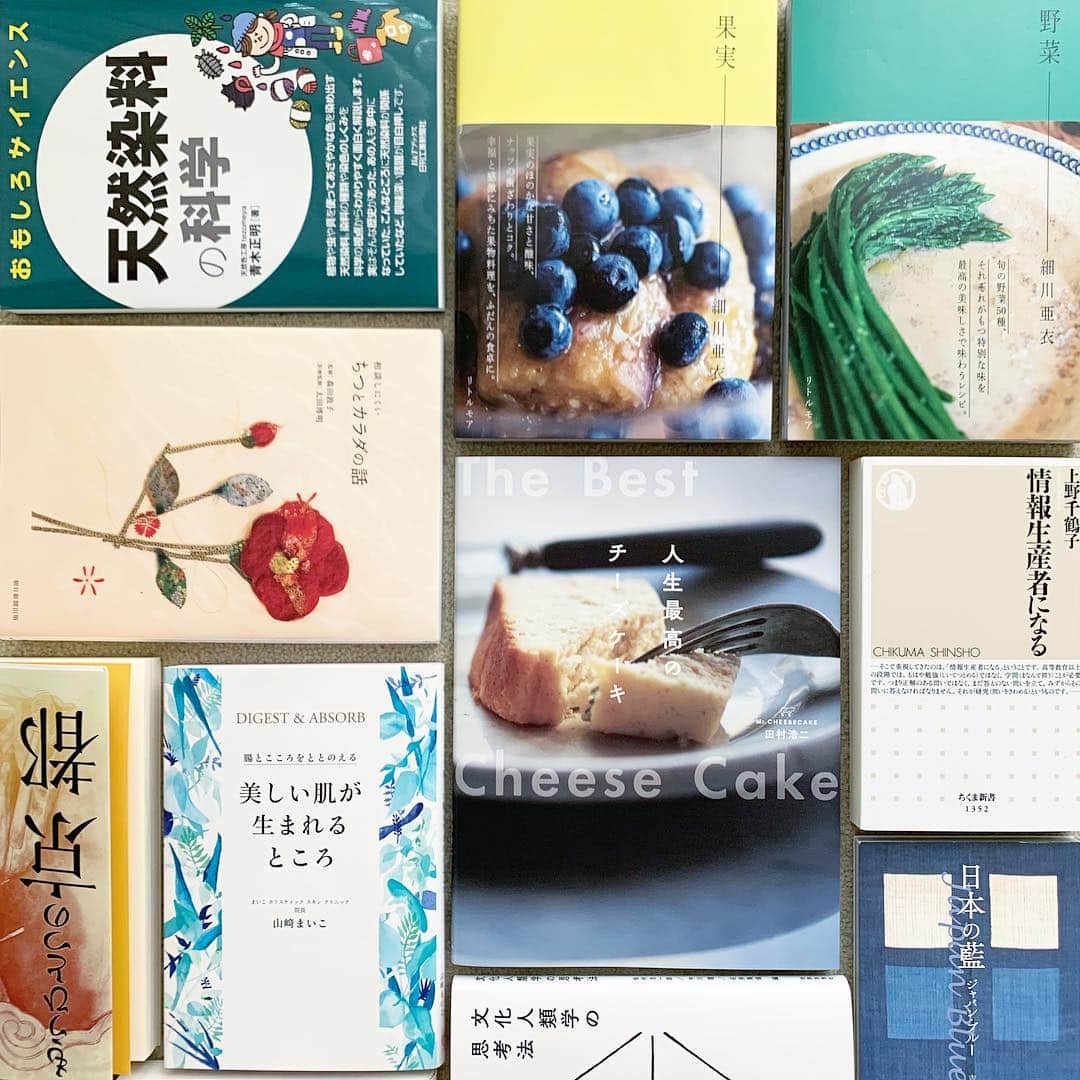 行方 久子 Hisako Namekataさんのインスタグラム写真 - (行方 久子 Hisako NamekataInstagram)「#ひさこの課題図書 . 「人生最高のチーズケーキ」田村くんのレシピ本の中に 「思い返せば、母の味」というフレーズがあります。 わたしにとっても、 チーズケーキとシフォンケーキは お菓子づくりを習っていた母の味でした。 当時はあまり得意ではなかったチーズケーキ、 歳を重ねるにつれどんどん好きになっていった思い出の味です。 わたしには子供はいないけれど、 誰か大切な人にとって「懐かしい味なのに、最高に美味しい！」 を作れたらいいなぁ。 4/24に発売だよー。」4月20日 7時54分 - hisakonamekata