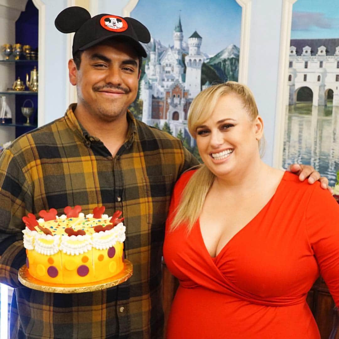 American Idolさんのインスタグラム写真 - (American IdolInstagram)「#DisneyNight? We are ALL ears. 🙌🐭 Don’t miss Sunday’s #AmericanIdol with guest mentor @rebelwilson, LIVE coast-to-coast at 8e|5p!」4月20日 7時57分 - americanidol
