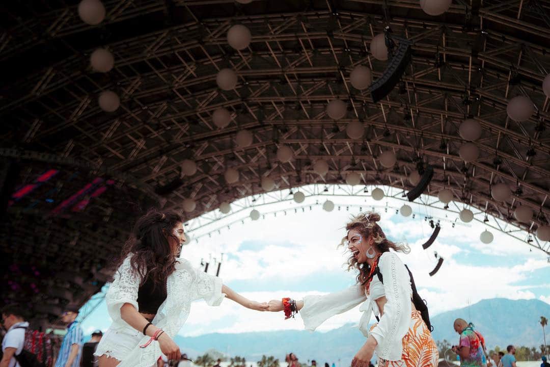 コーチェラのインスタグラム：「Never letting go 📷: @elli_lauren」