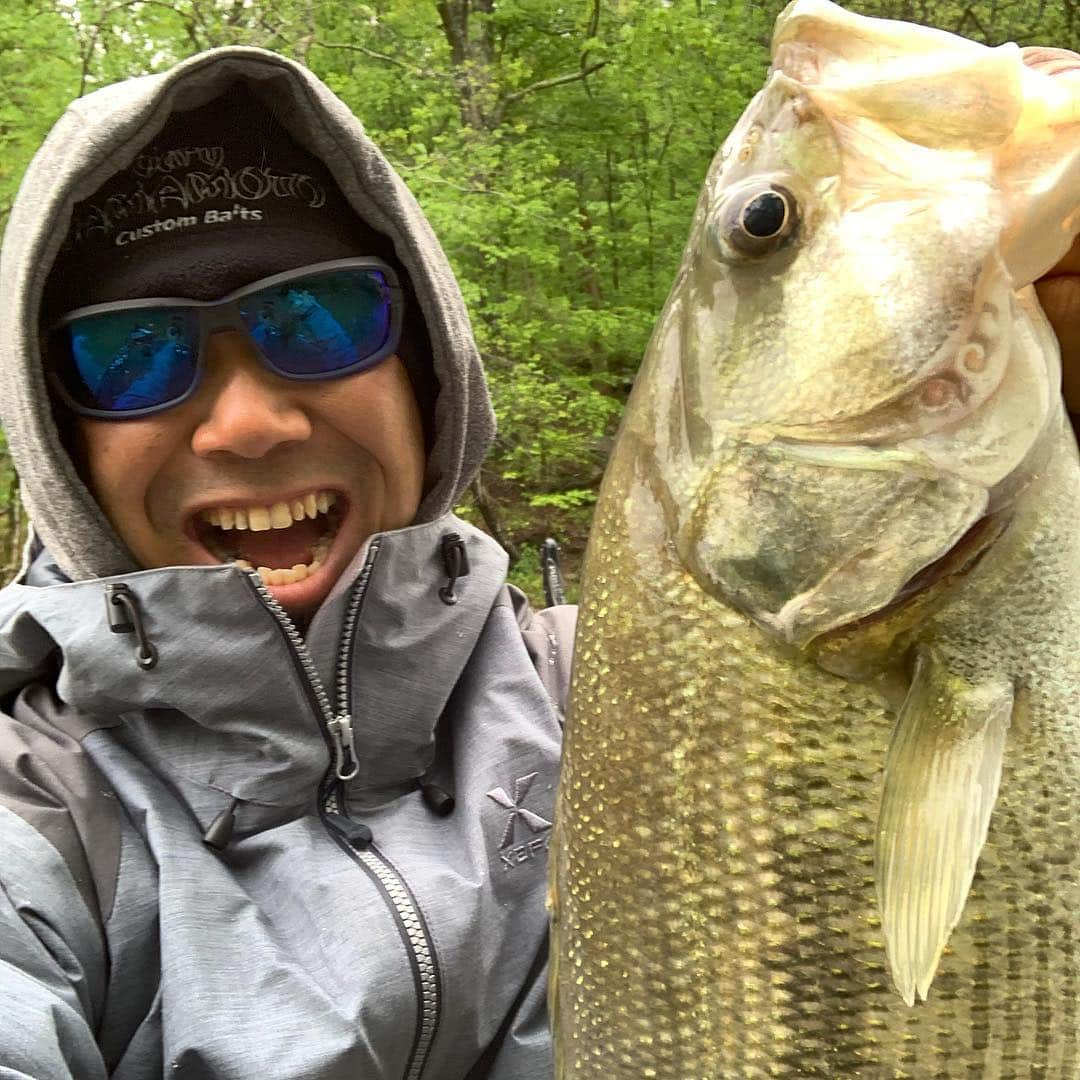 伊豫部健さんのインスタグラム写真 - (伊豫部健Instagram)「Today, @bass_nation Practice Day1. Rainy day and too windy all day. I felt very cold. I caught 3lber. I got many bite today. That's fun❣️ 今日からプラクティス開始！ 雨と風が強く、寒かったが、良く釣れた👍 明日も頑張ります💪  @autogarage_omy @se9rets @sunline_japan @shimanofishing_jp @talex_fishing @ringstar_1889 @gary_international_kk @hayabusafishinghooks @hayabusa.fishing @ken_iyobe @obick_55 @10tenfeetunder_kiob #iyoken #kiob #イヨケン」4月20日 8時06分 - ken_iyobe