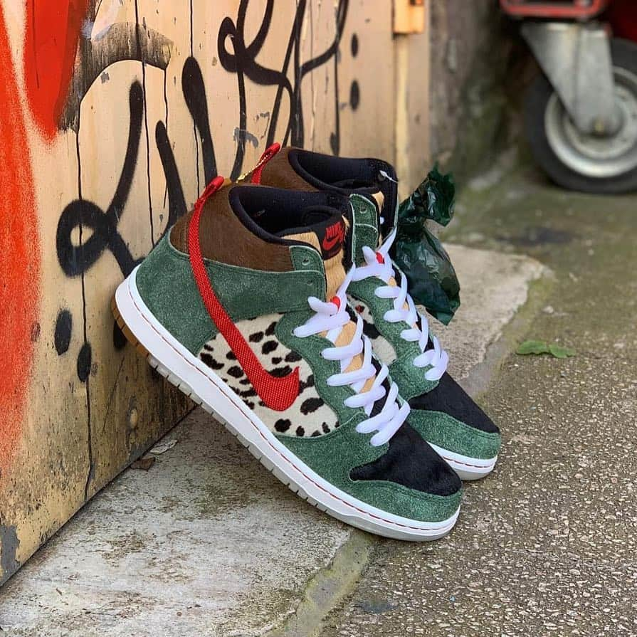 Nike Skateboardingさんのインスタグラム写真 - (Nike SkateboardingInstagram)「"Walk The Dog" Dunk High hitting skate shops tomorrow. Find your local SB dealer to secure your stash.  @bonkers_frankfurt @sparkystore @slamcityskates @olliewood_skateshop @welcomeskatestore @_flatspot @upriseskateshop @focus_scotland @nocomplyatx」4月20日 8時20分 - nikesb