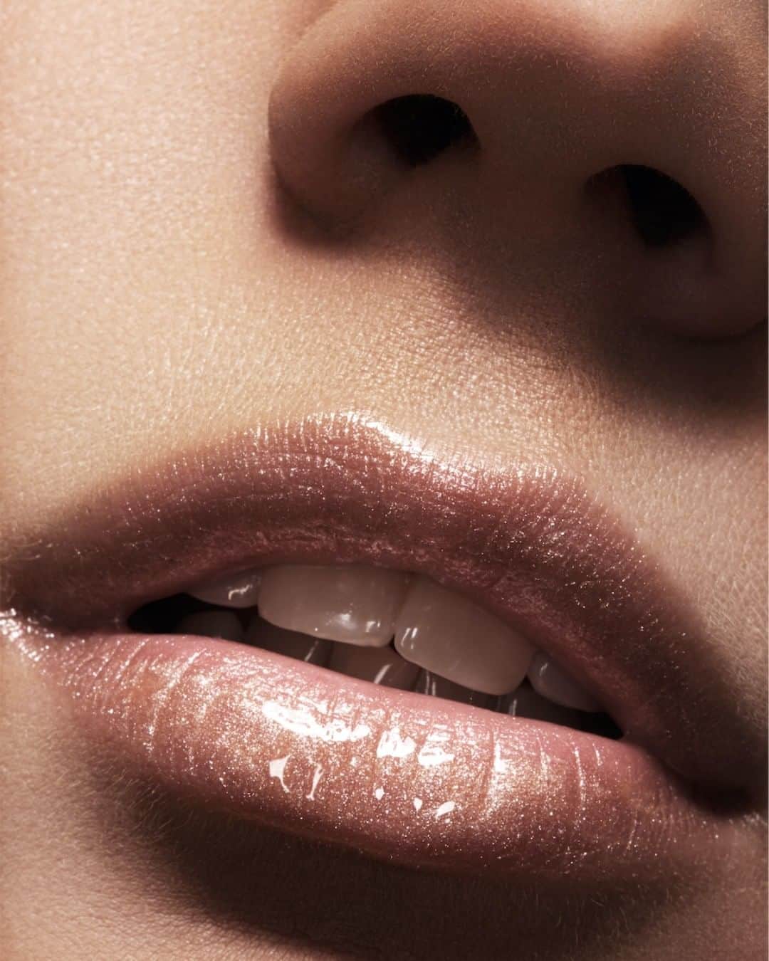 Motives Cosmeticsさんのインスタグラム写真 - (Motives CosmeticsInstagram)「This iridescent✨ lip gloss boldly intensifies the finishing touch on top of any Motives Lip product or gives a nude lip a little attitude. . . . . #motives #motivescosmetics #makeup #mua #makeuplove #makeupartist #naturalmakeup #beauty #worldmakeupartist #makeupadict #makeupobsessed #lipgloss #gloss #lips #sexylips」4月20日 8時20分 - motivescosmetics