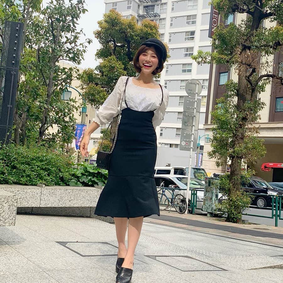 石井里奈さんのインスタグラム写真 - (石井里奈Instagram)「おはよん😘❣️ . 今朝は春コーデの投稿❤️ 朝から大好きなパンケーキを食べに😊 . hat... #ザラ #zara  tops... #グレースコンチネンタル #gracecontinental  skirt... #ジャスグリッティー  #jusglitty  shoes... #セリーヌ #celine bag... #シャネル #chanel . 珍しくモノトーンコーデ❣️ ジャスのスカート後ろもクロスになってて可愛いの🙋‍♀️💕 ハイウエストだから足も長く見えてお気に入り️💕️💕 . このコーデも @scraproll にまとめてるのでチェックしてね😘😘❣️✨ . #コーデ #ファッション #モノトーンコーデ #モノトーン #休日コーデ #scraproll #arpege_story #ootd #outfit #春コーデ #coordinate  #帽子 #hat #cap #happy #smile #girl」4月20日 8時21分 - ri7tin1025