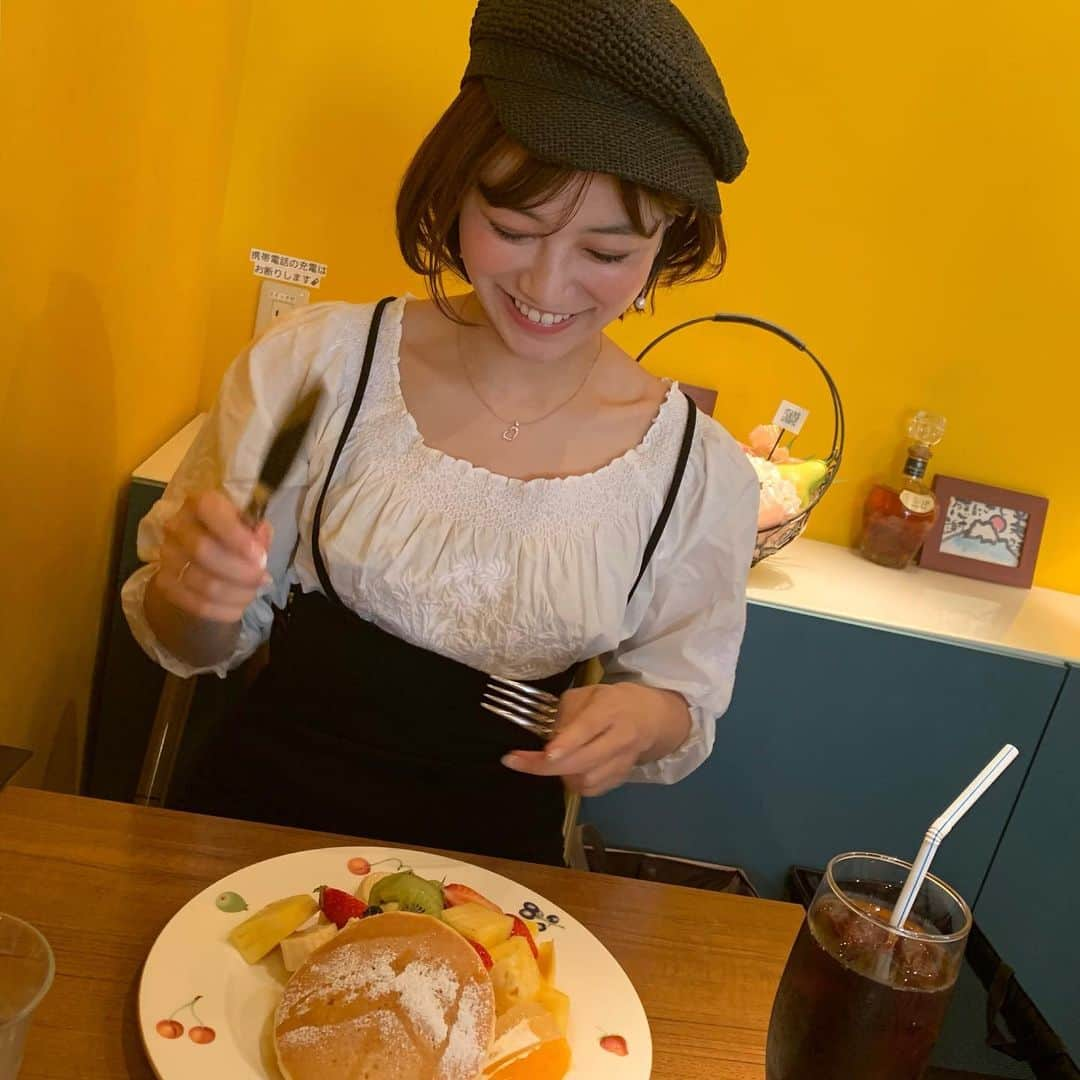 石井里奈さんのインスタグラム写真 - (石井里奈Instagram)「おはよん😘❣️ . 今朝は春コーデの投稿❤️ 朝から大好きなパンケーキを食べに😊 . hat... #ザラ #zara  tops... #グレースコンチネンタル #gracecontinental  skirt... #ジャスグリッティー  #jusglitty  shoes... #セリーヌ #celine bag... #シャネル #chanel . 珍しくモノトーンコーデ❣️ ジャスのスカート後ろもクロスになってて可愛いの🙋‍♀️💕 ハイウエストだから足も長く見えてお気に入り️💕️💕 . このコーデも @scraproll にまとめてるのでチェックしてね😘😘❣️✨ . #コーデ #ファッション #モノトーンコーデ #モノトーン #休日コーデ #scraproll #arpege_story #ootd #outfit #春コーデ #coordinate  #帽子 #hat #cap #happy #smile #girl」4月20日 8時21分 - ri7tin1025