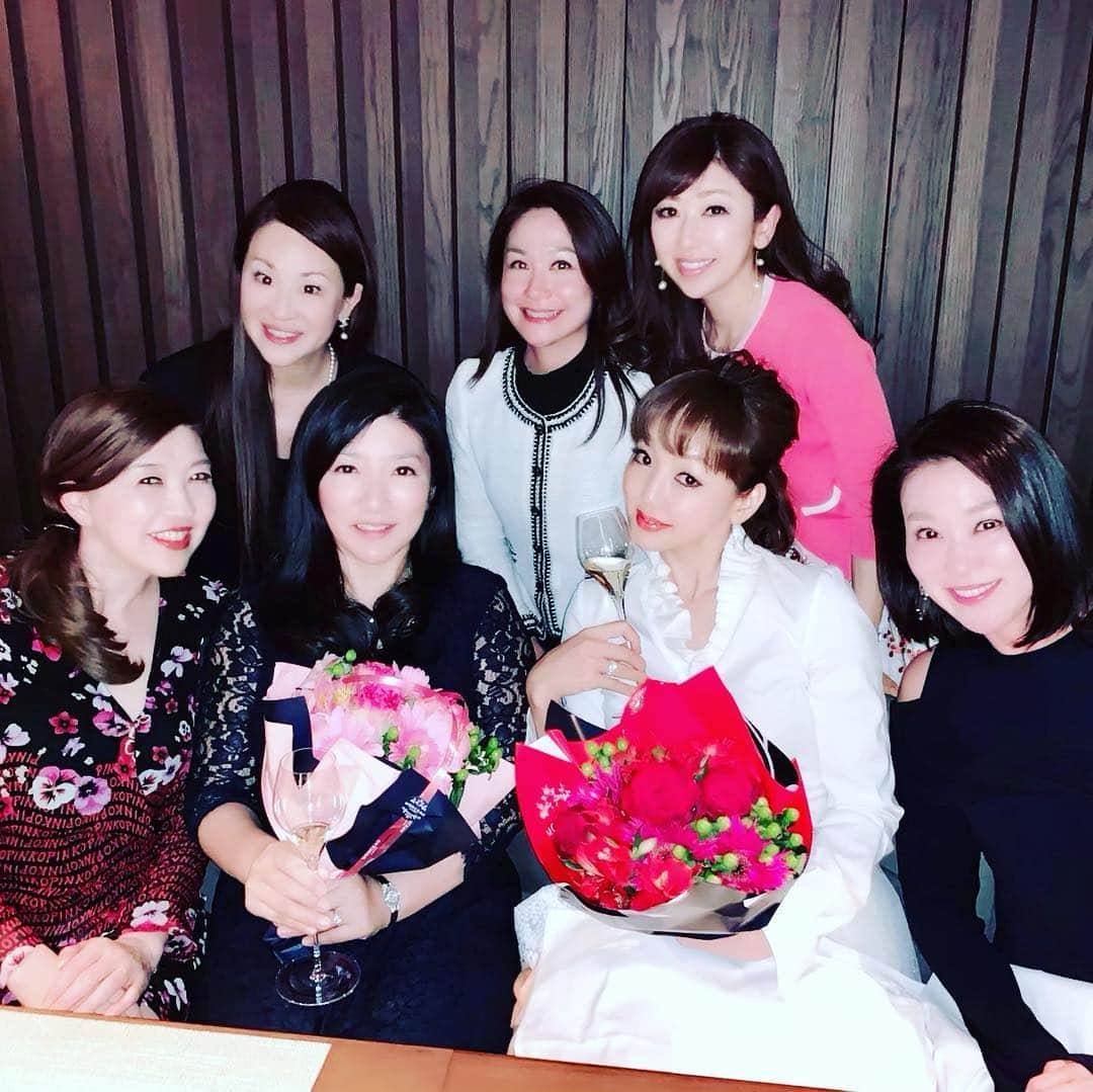 神田うのさんのインスタグラム写真 - (神田うのInstagram)「仲良しお茶のメンバー💕にお誕生日のお祝いをして頂きました😌 沢山笑って楽しいひと時でした😆 #合同バースデー#和田紗代子 ちゃんも#お誕生日#おめでとう#バースデー女子会#バースデーディナー#happybirthday#birthday#birthdaydinner#楽しいひと時#ガールズディナー#女子会ディナー#お祝い#ありがとう#ありがとうございました#楽しかった#代官山#daikanyama#kashiyamadaikanyama#神田うの#unokanda @emisugiyama530  @ikukoyogi  @chiakiimaimerci  @yoshiko_izumi  @naomimano」4月20日 8時22分 - unokandaofficial