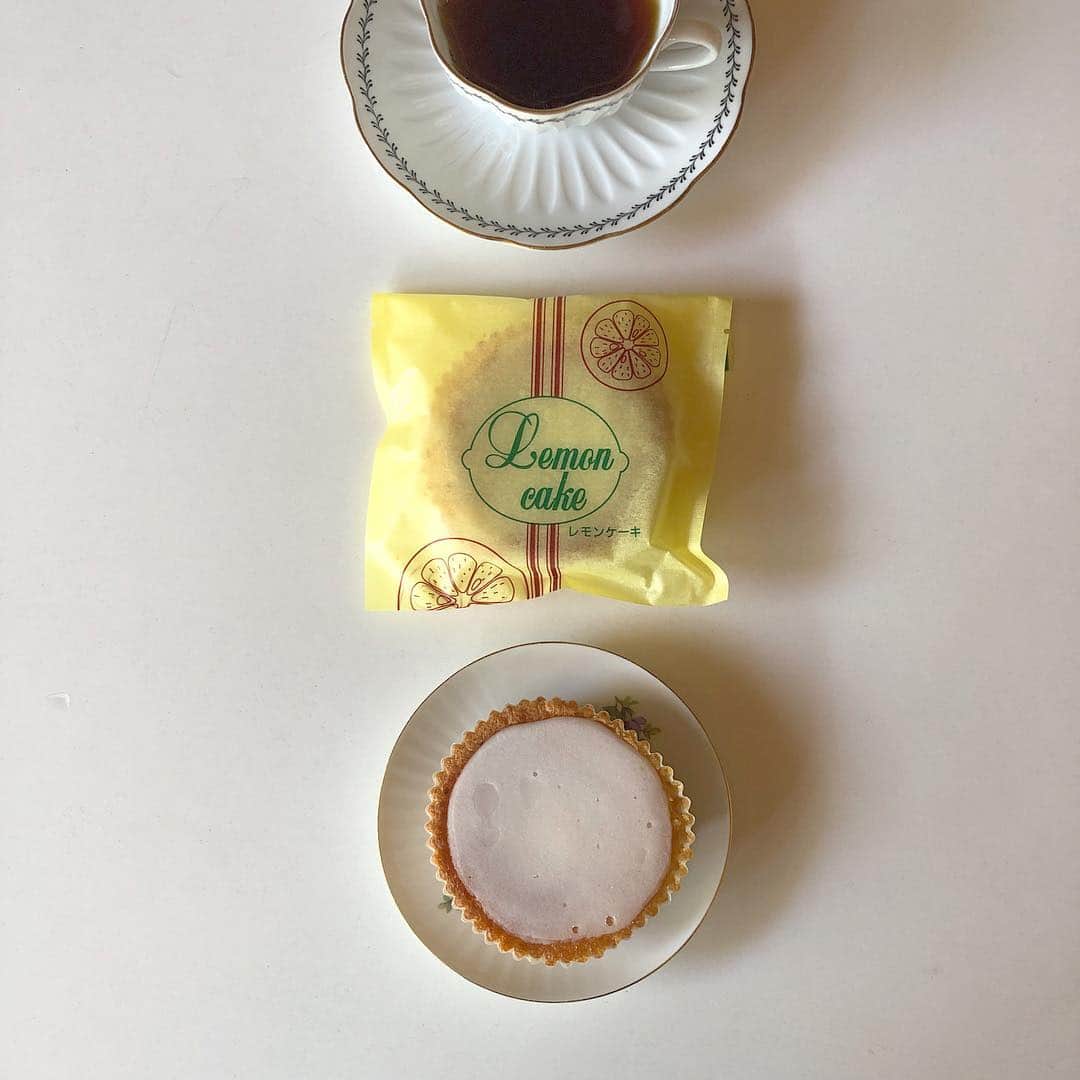 小堀紀代美さんのインスタグラム写真 - (小堀紀代美Instagram)「準備しながら朝のほっとひと息。レモン型じゃないレモンケーキもかわいいね🍋」4月20日 8時23分 - likelikekitchen