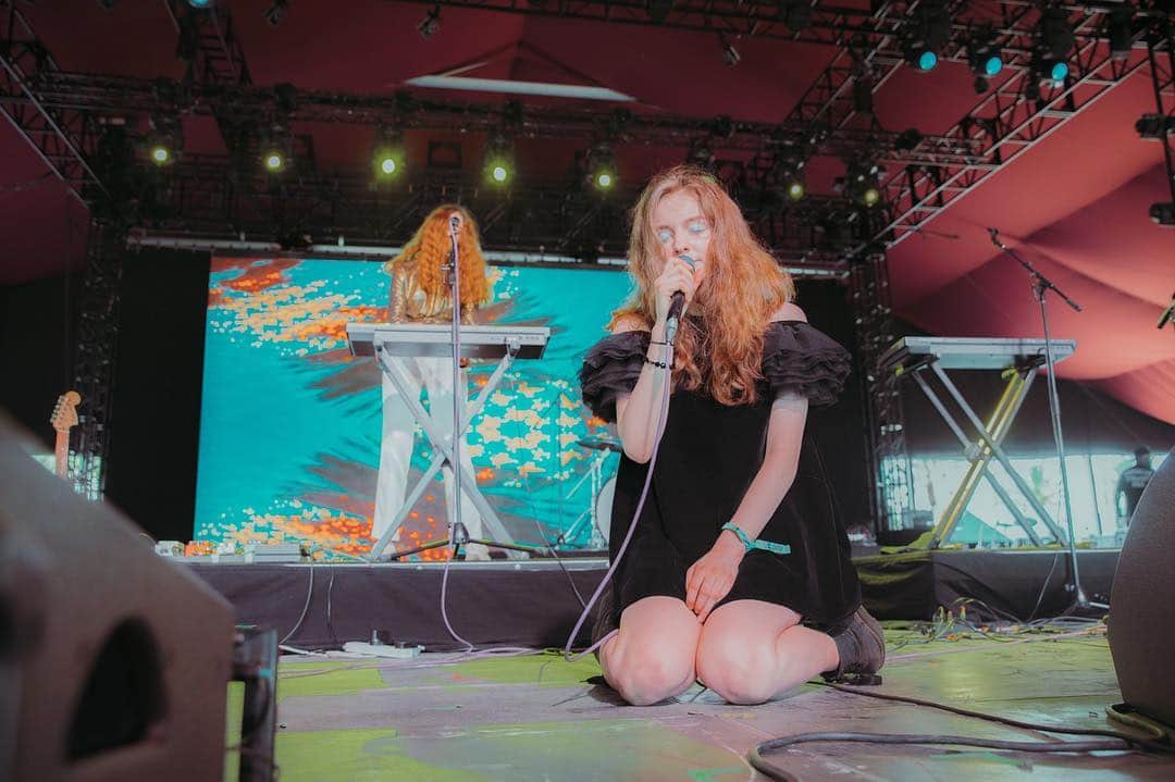 コーチェラのインスタグラム：「Let’s eat @thelegofgrandma 📷 @poonehghana」