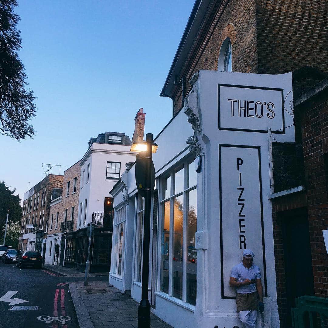 Yu-kiのインスタグラム：「今日は仕事後、初めてCamberwellと言うテムズ川を超えたロンドンの南にある街に遊びに行ってきた◎オススメのピザももちろんおいしかったんだけど、何よりここのティラミス、ロンドンで今まで食べた中で1番好み🥺甘すぎずクリーム柔らかく、理想的なティラミス☺️しかもここ @ozonecoffeeuk のコーヒーが飲める🙆🏻‍♀️8:00過ぎてもまだ薄明るくて、外で飲んだり食べたり出来る気候になってきて本当にしあわせ🥺🧡#Camberwell#southlondon#london#unitedkingdom#pizza#tiramisu」