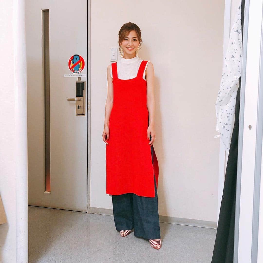 安田美沙子さんのインスタグラム写真 - (安田美沙子Instagram)「おはようございます。 こないだの赤❤️✨ 赤を着ると元気が出ます☺️✨重ね着がかわゆかった衣装💕  dress... @susu_press  denim... @rumblered_official  pierce... @saaageboutique」4月20日 8時42分 - yasuda_misako
