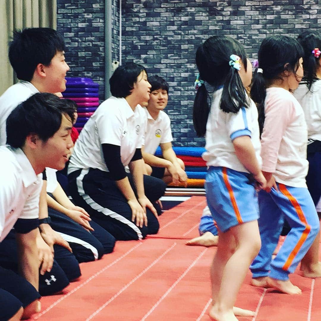 東京スポーツ・レクリエーション専門学校さんのインスタグラム写真 - (東京スポーツ・レクリエーション専門学校Instagram)「#東京スポーツレクリエーション専門学校 #CLUBTSR #幼児体操教室 新年度スタートしました👦👧 子どもたちに、 #スポーツの楽しさ伝えたい から、学生スタッフも子ども達も『楽しい！』と思える教室を目指しています☺️ １年生の運営スタッフも、デビューしました✨  #ツイッターも見てね #キッズスポーツインストラクター #キッズトレーナー #子どもにスポーツの楽しさを #子どもの先生になる」4月20日 9時03分 - jikeitsr