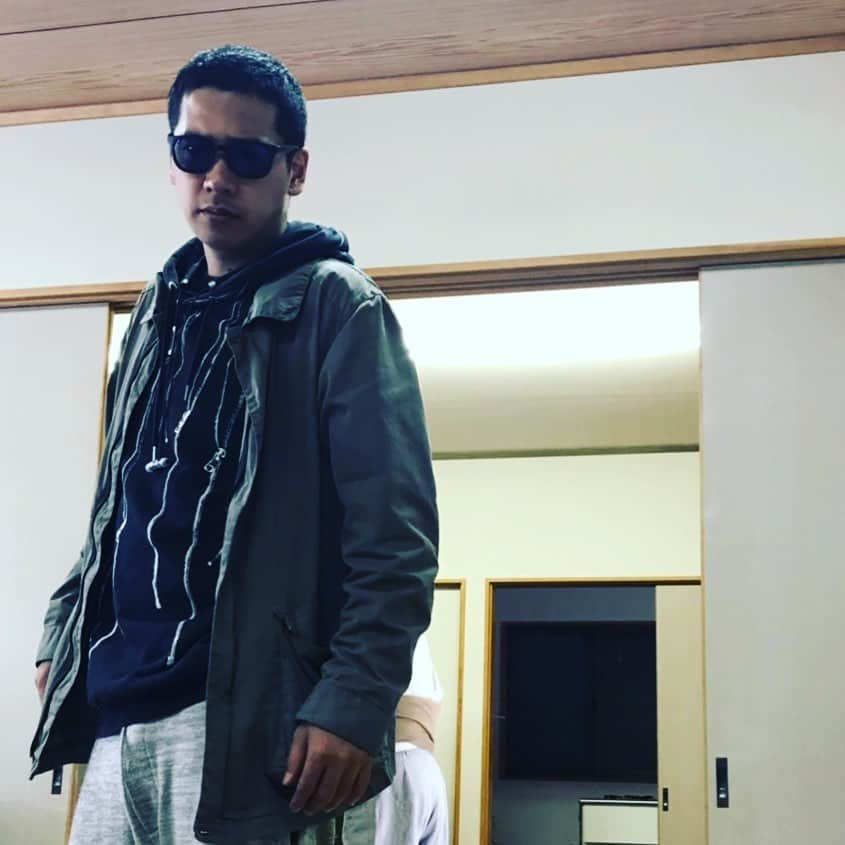 佐藤祐基さんのインスタグラム写真 - (佐藤祐基Instagram)「三平のサングラスを勝手にかけて、「あぶない刑事」気取りでしたが、良い感じのゴリラです。  Photo by 幸子  #やすらぎの刻道 #良い感じのゴリラ」4月20日 8時56分 - sa_too222