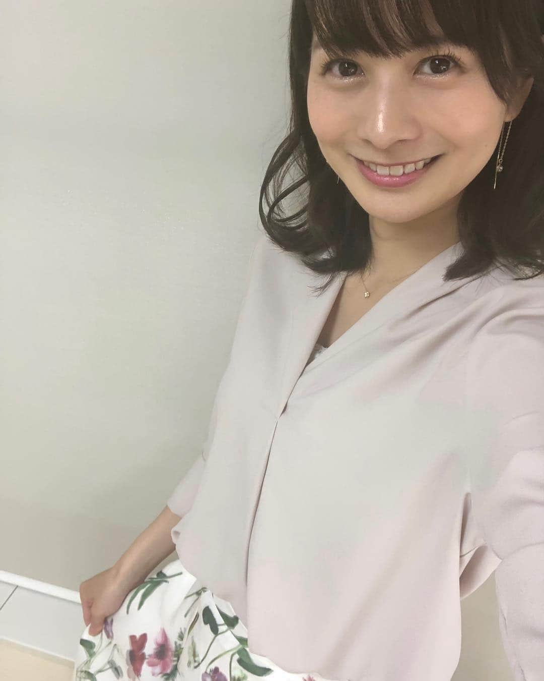 高見侑里さんのインスタグラム写真 - (高見侑里Instagram)「◡̈♥︎ 今朝の#めざましどようび で放送された#クイーンエリザベス いかがでしたでしょうか⛴ クルージングというとなかなか手が届かないイメージがあったのですが、移動費や食事代も含まれていて、非日常的でラグジュアリーな空間で過ごすことができると考えたら、またとない機会なのではないかなと思いました✧ 来年秋には東京発着の日本周遊クルーズもあるということですので、この機会にぜひいかがでしょうか☺︎ * トップス＆スカート…#TONAL ピアス…#plusvendome ネックレス…#vavendomeaoyama」4月20日 9時00分 - yuri_takami_official