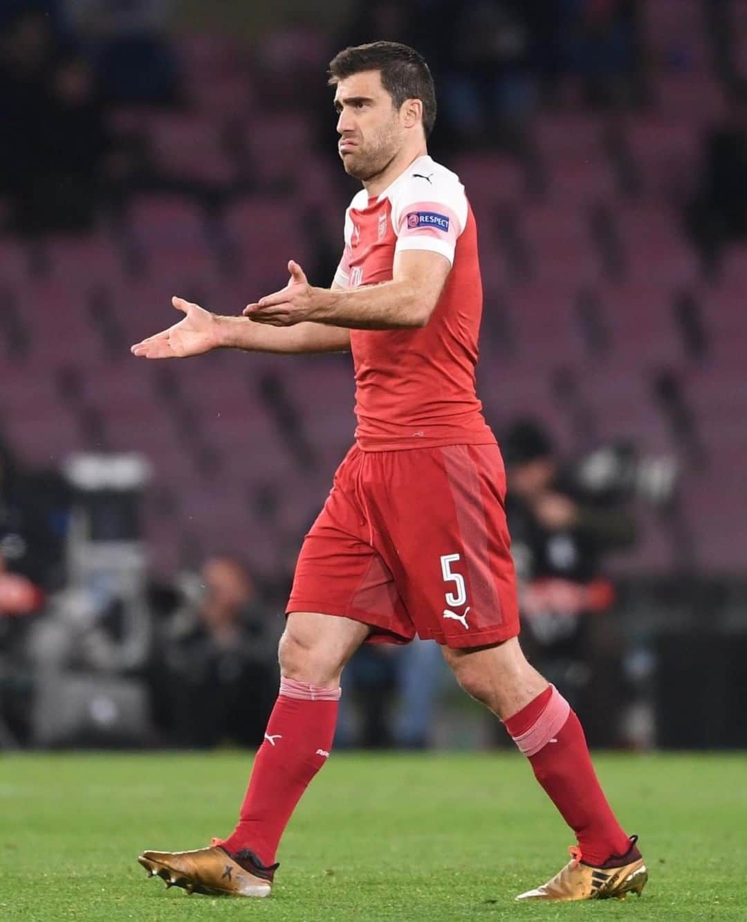 アーセナルFCさんのインスタグラム写真 - (アーセナルFCInstagram)「"Never touched him, ref!" 🤣⁣ ⁣ #Papa #Sokratis #EuropaLeague #Arsenal #afc」4月20日 9時00分 - arsenal