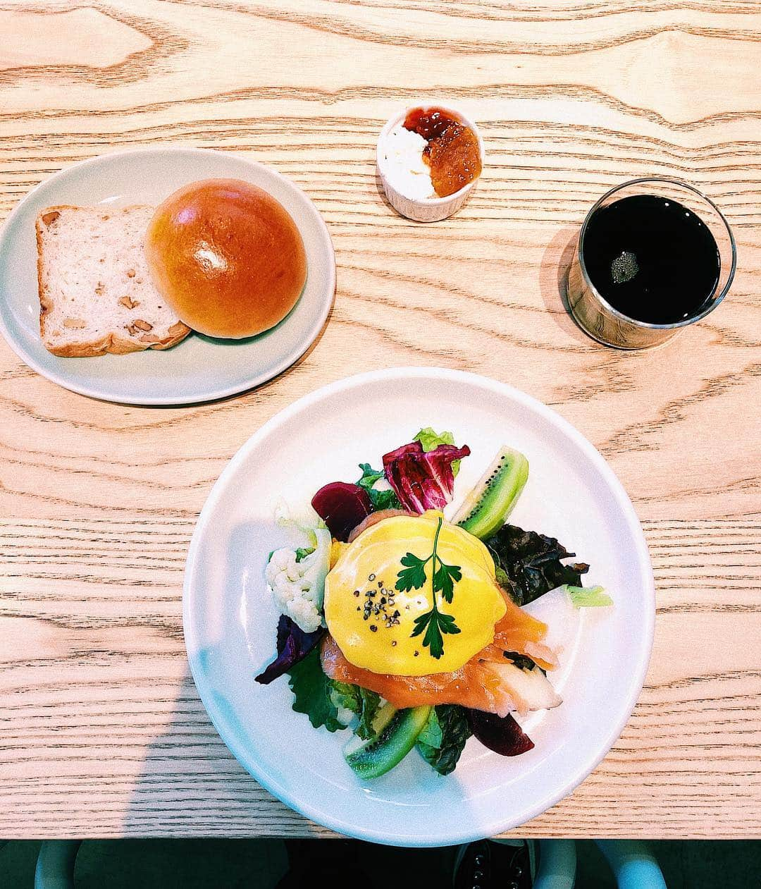 浅野宏明さんのインスタグラム写真 - (浅野宏明Instagram)「今日の営業が戦場になる前に @hotelkoetokyo で腹ごしらえ😋  パリのホテルの朝食のパンより うまお‼️w  あっ、ちゃんとサロンの掃除全部終わらせてから来てますよ🕺🏽 #koehotel #shibuya#tokyo#japan#coffeetime #coffee#breakfast #eggbenedict #パン」4月20日 9時03分 - hiro_vaice