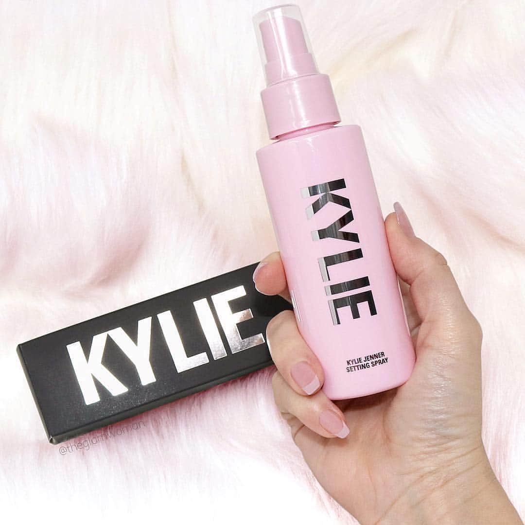 Kylie Cosmeticsさんのインスタグラム写真 - (Kylie CosmeticsInstagram)「the secret to having your makeup last all day 😉 we're obsessed with this pic of our mattifying setting spray by @theglamwoman ✨ get it now with FREE DOMESTIC SHIPPING on all orders! KylieCosmetics.com」4月20日 9時05分 - kyliecosmetics