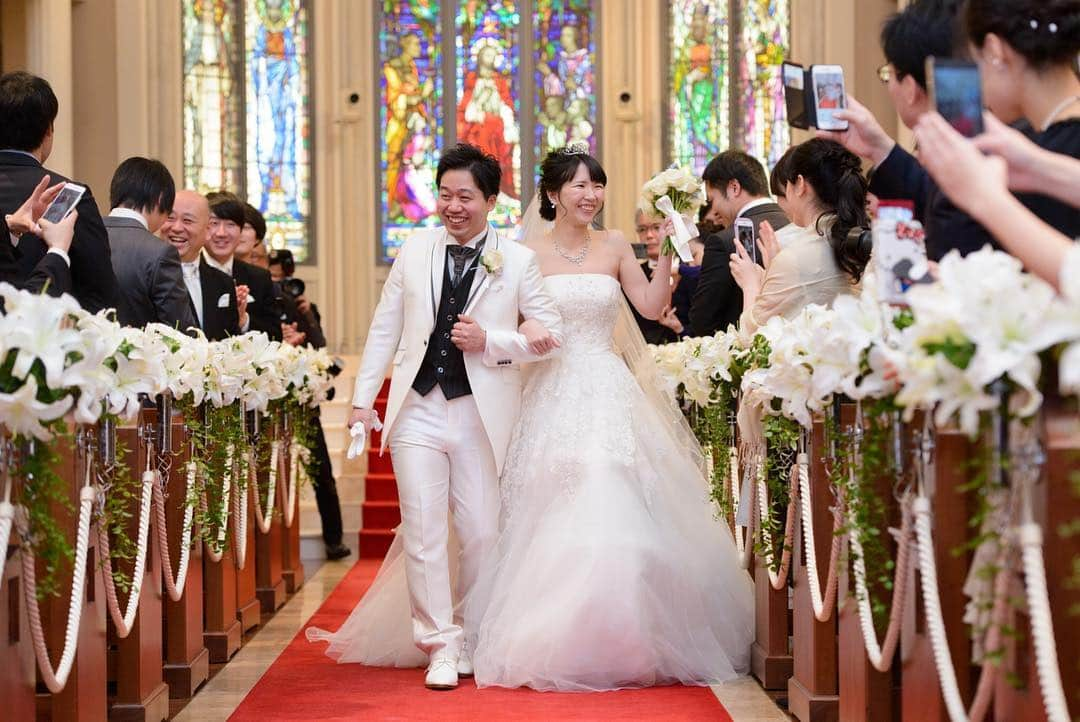 ArtGraceWeddingHillsさんのインスタグラム写真 - (ArtGraceWeddingHillsInstagram)「▼ 結婚式では「ゲストへのおもてなし」を大切に、なんていうけれど、当日までこんなに打ち合わせとか準備とかがんばるんだもん、 その日 その時 その場所に みんなと居たことを、いっぱい、いっぱい、キロクに残すこと。それが、「未来の自分たちへのおもてなし」、なんじゃないかなぁ。 ▼ @artgraceweddinghills 『#アートグレイス京都』 『#大聖堂チャペル』で、 参列レポ投稿してくださいね♪ . ――――――. . Art Grace Wedding Hills ~先輩カップル体験レポート~ おすすめアイテムの紹介・前撮りレポ・結婚式レポ をＵＰしております . ▼公式ＨＰはこちら http://www.bestbridal.co.jp/kyoto/artgrace_kyoto ▼取り扱いドレス http://www.acquagrazie.com/ 『#アクアグラツィエ』 『#ACQUAGRAZIE』 ※店舗により取り扱い商品は一部異なります。 . ――――――. . #アートグレイス京都 #アートグレイスウエディングヒルズ #プレ花嫁 #卒花嫁 #wedding #日本中のプレ花嫁さんと繋がりたい #花嫁#ウエディングドレス #ウエディングレポ #結婚式準備 #weddingdress #ドレスショップ #weddingday #artgrace #ベストブライダル #bestbridal #ベストブライダル関西 #bb花嫁  #ウェディングフォト #写真好きな人と繋がりたい  #みんなのウェディング #たくさんのloveをとどけよう #photoby_ag_KAGA #ちょっと真面目に語ってみた」4月20日 9時05分 - artgraceweddinghills