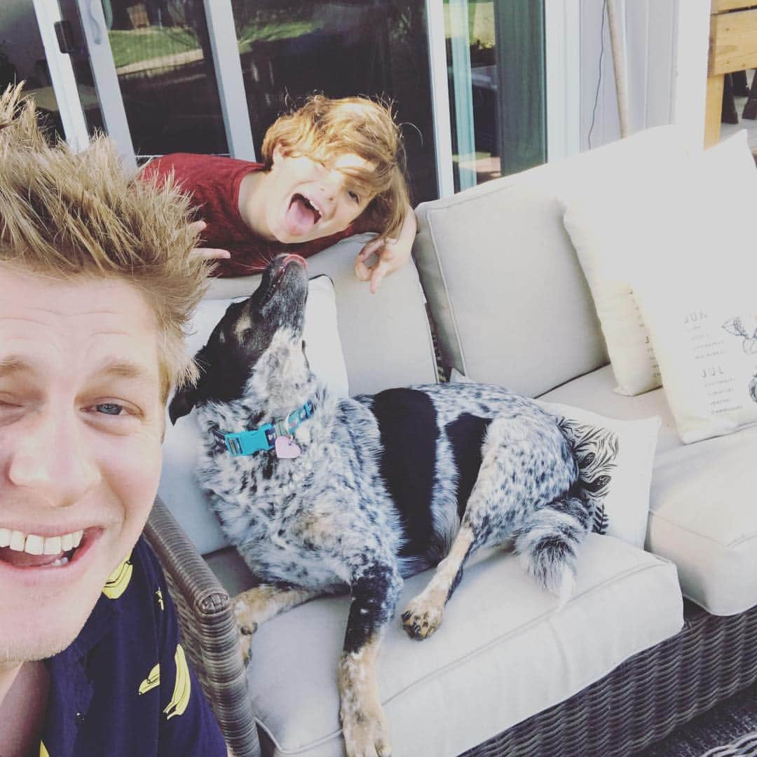 マイケル・グラント・テリーのインスタグラム：「End of day relaxation. Too much work need play」
