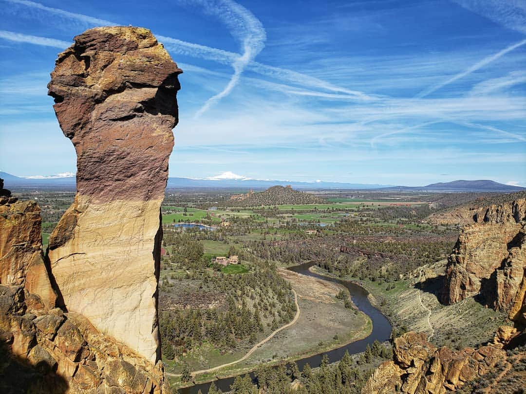 ペイジー・クラッセンのインスタグラム：「My favorite view at Smith Rock, but who wouldn't love this? The Monkey holds some great memories, along with a few more daunting routes left to tick. @ianyurdin and I spent yesterday on the first pitch of The Backbone. While nicely bolted, it's still exposed and requires multipitching logistics, which I'm not afraid to admit still intimidate me. I can try hard when my pitch starts from the ground, but it all feels a little different when you start hanging in space. Climbing is awesome, because we're never done learning.」