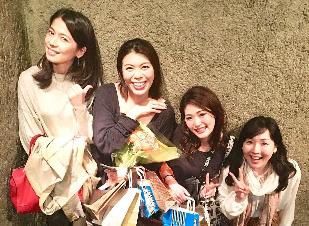 純名里沙さんのインスタグラム写真 - (純名里沙Instagram)「昨日は、ちょうど一年前に『東京・春・音楽祭〜キャバレーを巡る物語』で大変お世話になりました、コレオグラファー、ダンサーであり、シンガーでもある、NaHeekさんの作品を観に^ - ^✨ ・ 流れるような、それでいて意表をつく振り付け、素晴らしかったですし、ダンサーの皆さまの身体の動かし方、気の流れ、切り方、みたいな部分をかなり学ばせていただきました^ - ^✨ ・ 昨年、ご一緒だったみんなにも会えて嬉しかったなぁ‼︎💕 ・ しかし、月日の流れは早いのだ！ 気をつけないと^^; ・ #純名里沙 #risajunna  #naheek #dance #ワタシ #悪い顔しました（笑） #みんなの遠近法ずるい（笑） #裏ピース」4月20日 9時08分 - risajunna3158