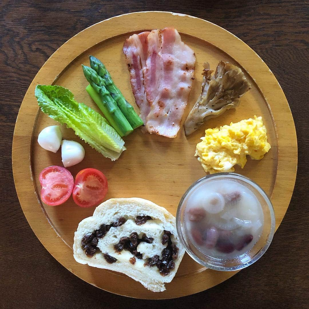 80232koさんのインスタグラム写真 - (80232koInstagram)「ｍｏｒｎｉｎｇ ぶどうパン ⚪︎ ○ #802さん家のワンプレート#朝食#朝ごはん#うちごはん#ワンプレート#母手作り#手作りパン#ぶどうパン#breakfast#homemade#honemade bread#bread」4月20日 9時12分 - 80232ko