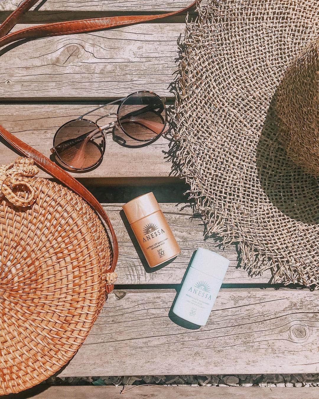 -LIFE IS FUN-さんのインスタグラム写真 - (-LIFE IS FUN-Instagram)「. 🌞 @anessa_official_shiseido アウトドアな日はアネッサ必須✔️ 小さくて持ち運びに便利だから 手軽で欠かせない必需品🧡 強力UVなのにスキンケア成分が50%も配合で 紫外線や乾燥から守ってくれる強力UV😎👌🏽✨ 美肌を保つ為にはSPFだけで選んではダメで🙅🏽‍♀️ スキンケア成分がとっても重要💡🌼 昔の日焼け止めなんか気にもしてなかった頃の 自分に教えてあげたい😭 どんなに忙しい朝でも顔だけは必ず塗るし うっかり忘れちゃってもコンビニで買ったり！ どれだけ日焼け止めが大事なのか 今は身をもって実感してる😫🌼✨ #アネッサ #スキンケアする強力UV #アネッサミニ #PR 資生堂ジャパン様から頂きました」4月20日 9時14分 - kiyoko1207
