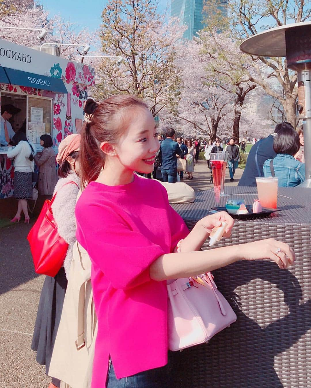 田中麻衣さんのインスタグラム写真 - (田中麻衣Instagram)「先日お花見🌸🍡のとき、ずっと外にいたので日焼けが心配でしたがアネッサミニを持参していたので存分にお花見を楽しめました。 . 小さいからバッグの中でもかさばらないし、なんならデニムのポッケに入るほど☺️日焼け止めは朝塗りっきりではなく、ちょこちょこ塗り直しをするのがベストだと聞いたことがありますがこれだけ小さいと塗り直しに本当便利💕☀️ コンビニでも買えるのでうっかり日焼け止めを忘れたときにも気軽に買えます。 . しかも汗や水に触れるとＵＶブロック膜が強くなる優れ物！アウトドアにぴったり🛶  石鹸で落ちるところも重要📝毎日使うものだから落とす手間省けて良い。✨ 強力UVなのにスキンケア効果もあるなんて嬉しい😆 . しかも今回は資生堂ジャパンさまから頂きましたが、頂く前にこのアネッサミニをドラッグストアで買ってハワイ島挙式に持って行ってました！！偶然でびっくり💦 .  炎天下のなかのビーチ挙式だったのでアネッサミニで乗り切りました✌️ . @anessa_official_shiseido  #アネッサ #スキンケアする強力UV #アネッサミニ #PR」4月20日 9時38分 - maitanaka1217